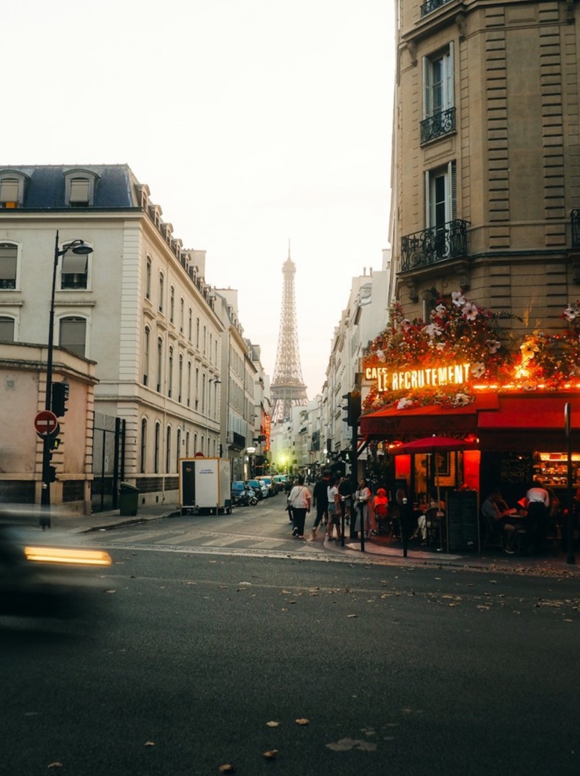 Rue parisienne avec vue sur la tour Eiffel