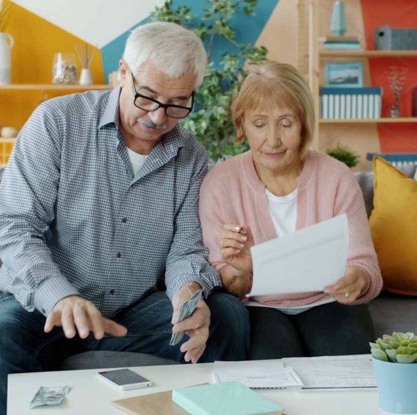 Couple faisant ses comptes à la maison