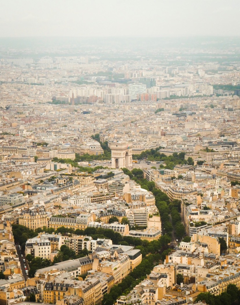 Vue aérienne de Paris et de l’Arc de Triomphe