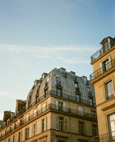 Toits de Paris en lumière dorée