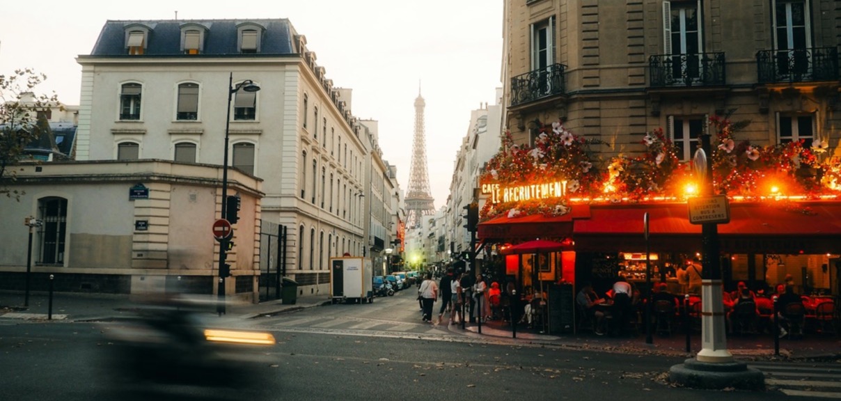 Rue de Paris au crépuscule
